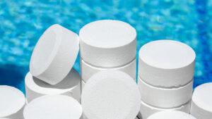 Chlortabletten für Schwimmbäder. Chemische Produkte für die Instandhaltung von Schwimmbädern in Form von runden Tabletten, um das Wasser und den pH-Wert sauber zu halten, indem sie den Schwimmbädern Chlor hinzufügen.