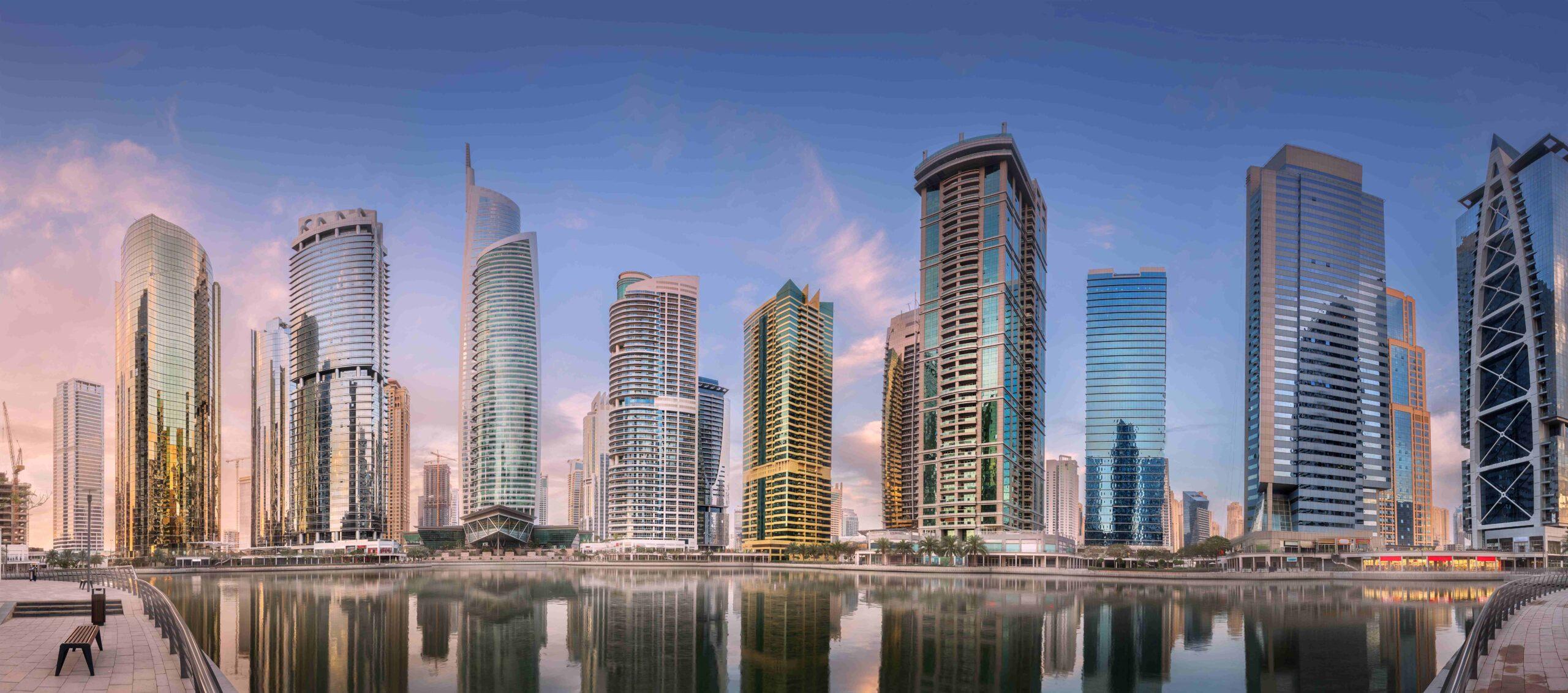 Jumeirah Lakes Towers in Dubai bei sonnigem Morgen