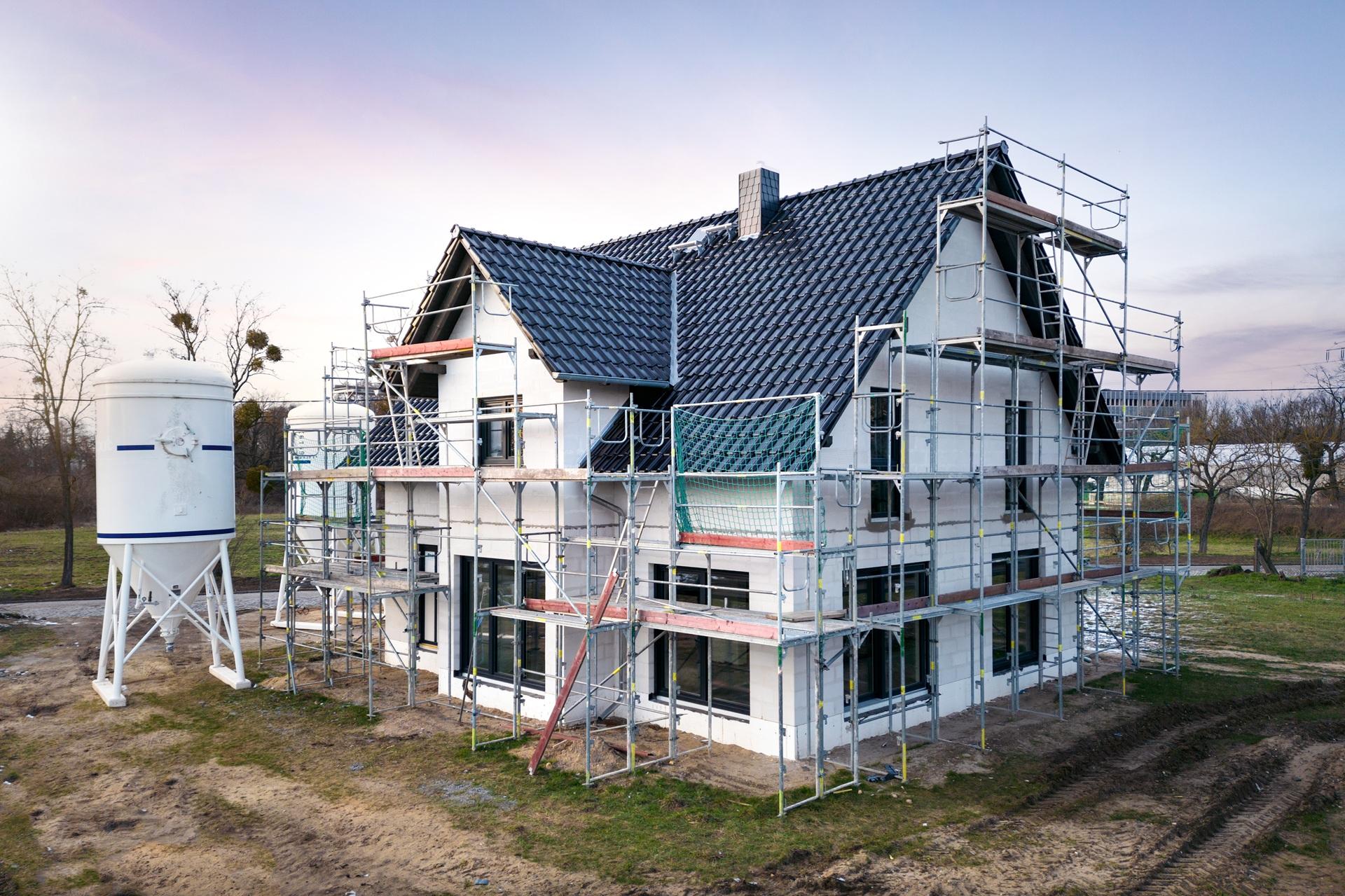 Neubauhaus mit Gerüst während der Bauphase | Immobilienmakler Neustadt in Holstein